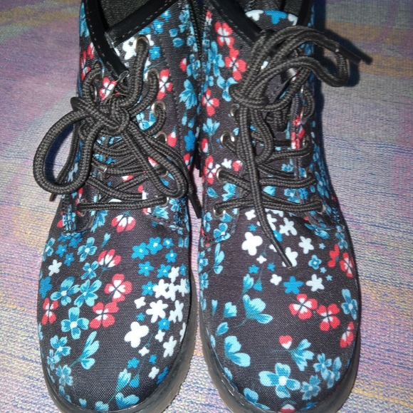 Girls Blue and Red Flower Boots - Picture 3 of 4